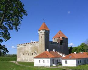 С палаткой на эстонские острова Укрепленная церковь Пёйде